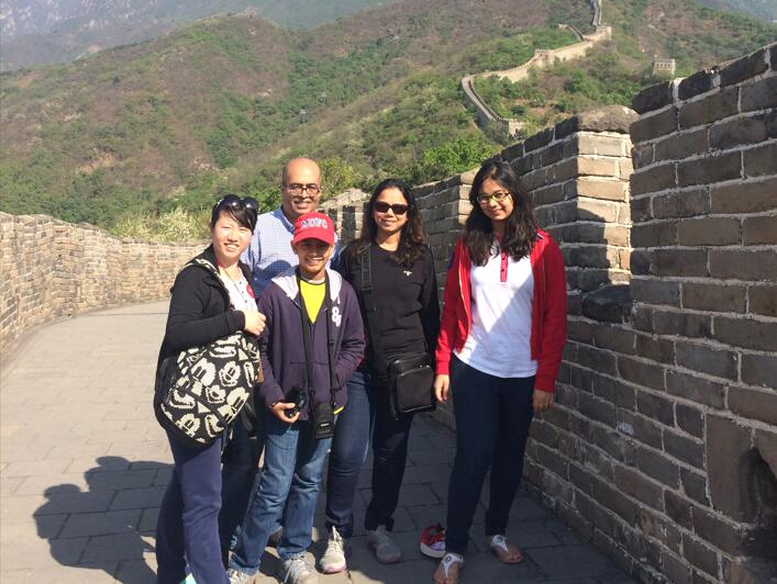 Bejing tour guide Rita with foreign friends on the Great Wall(图7)