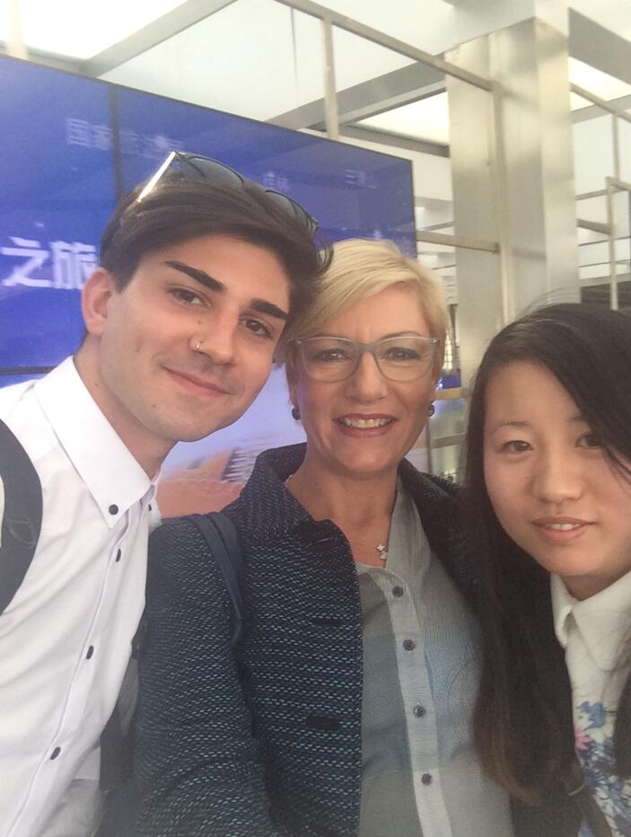 Bejing tour guide Rita with foreign friends on the Great Wall(图1)