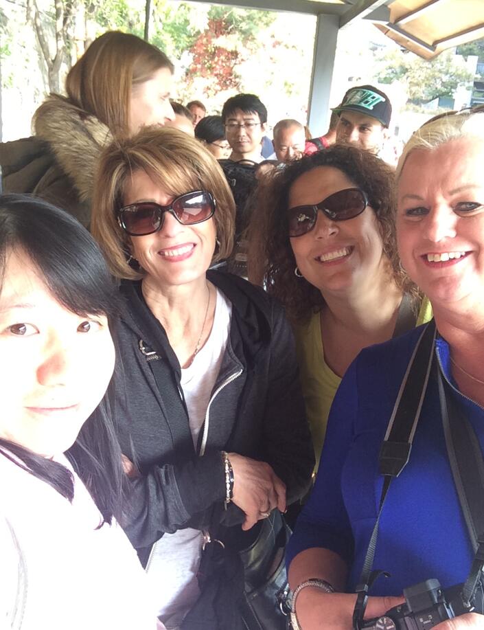 Bejing tour guide Rita with foreign friends on the Great Wall(图4)