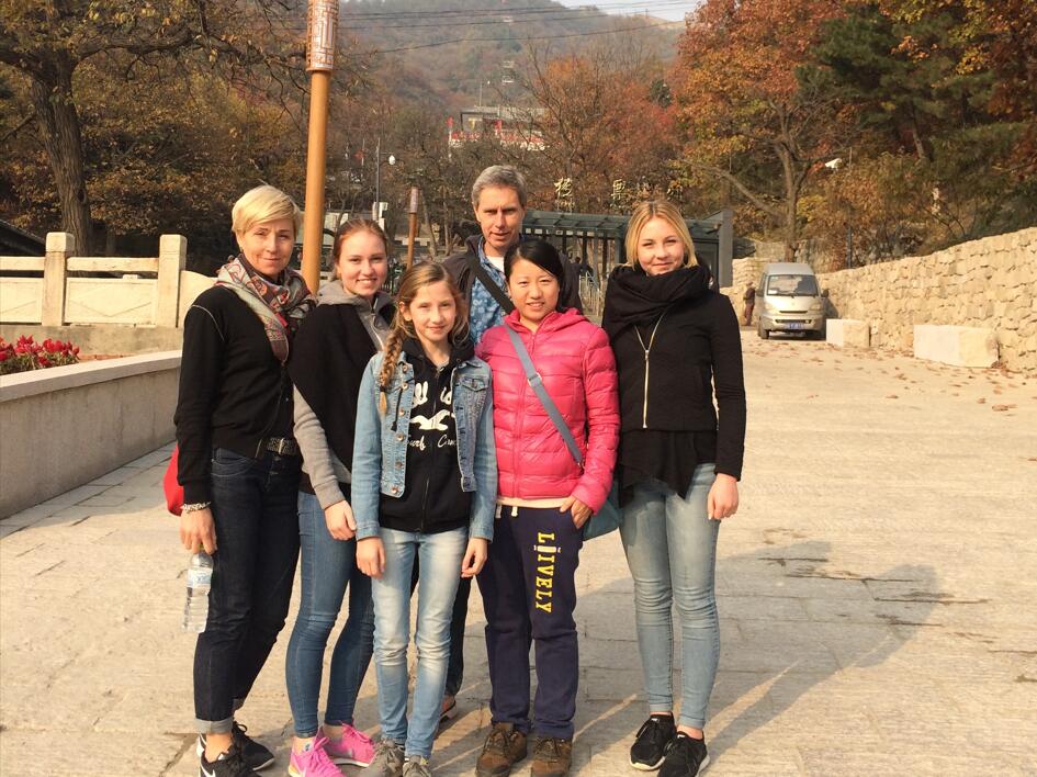 Bejing tour guide Rita with foreign friends 098(图4)