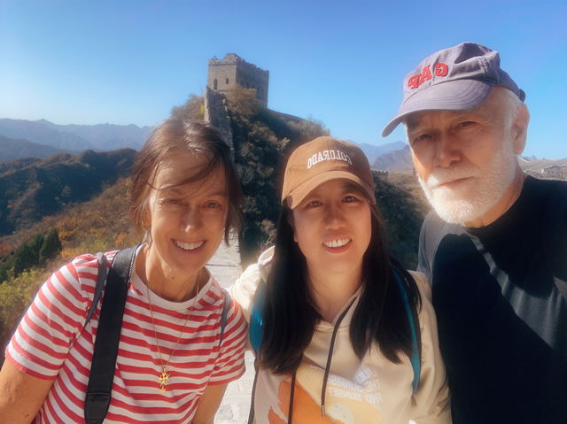 Bejing tour guide Rita with foreign friends on the Great Wall 001