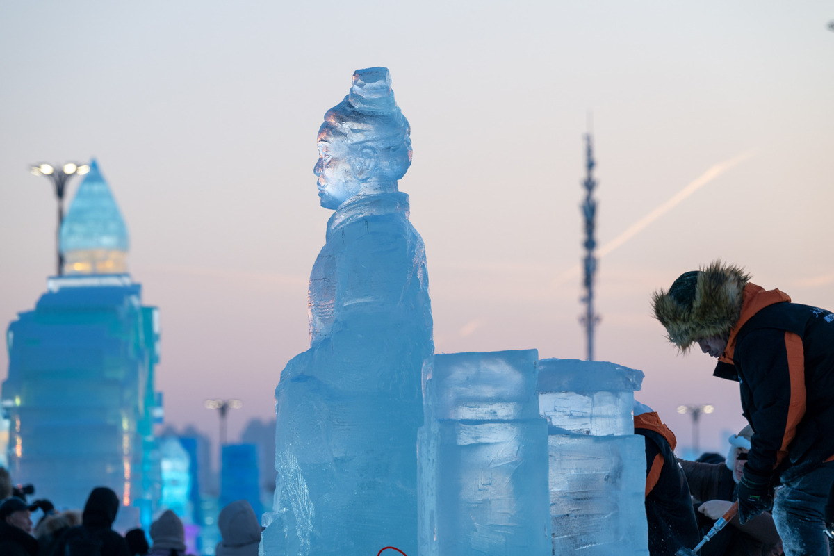 Worlds largest ice-snow theme park attracts 1 million visitors in 20 days(图2)